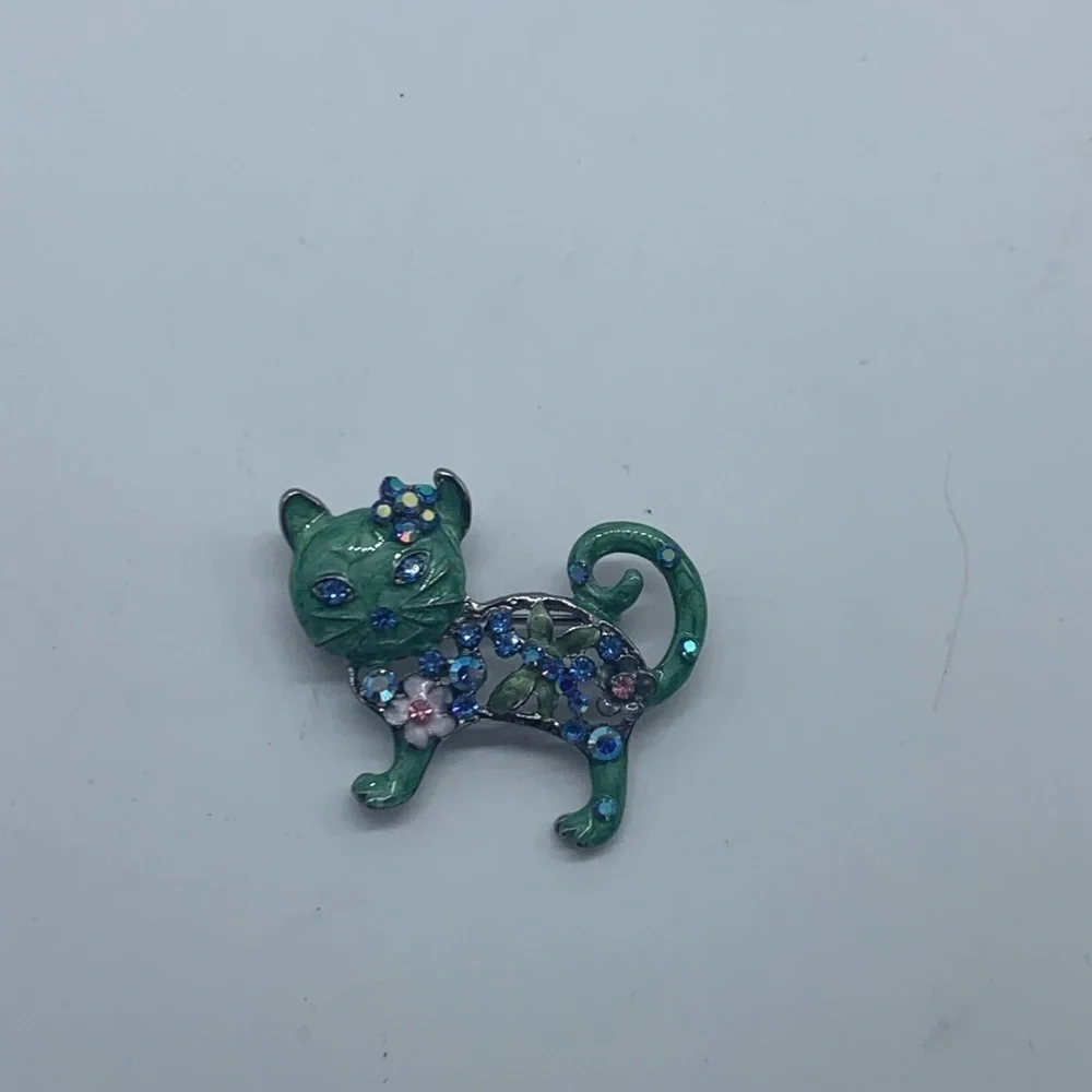 NEW green with blue crystals & flowers cat brooch - Picture 4 of 16